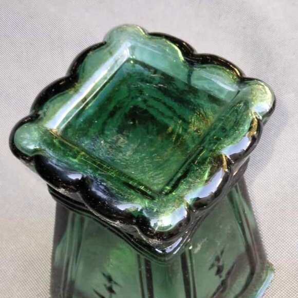 Vintage Emerald Green Art Glass Square Vase with Fleur de Lis Raised Pattern - Picture 7 of 11